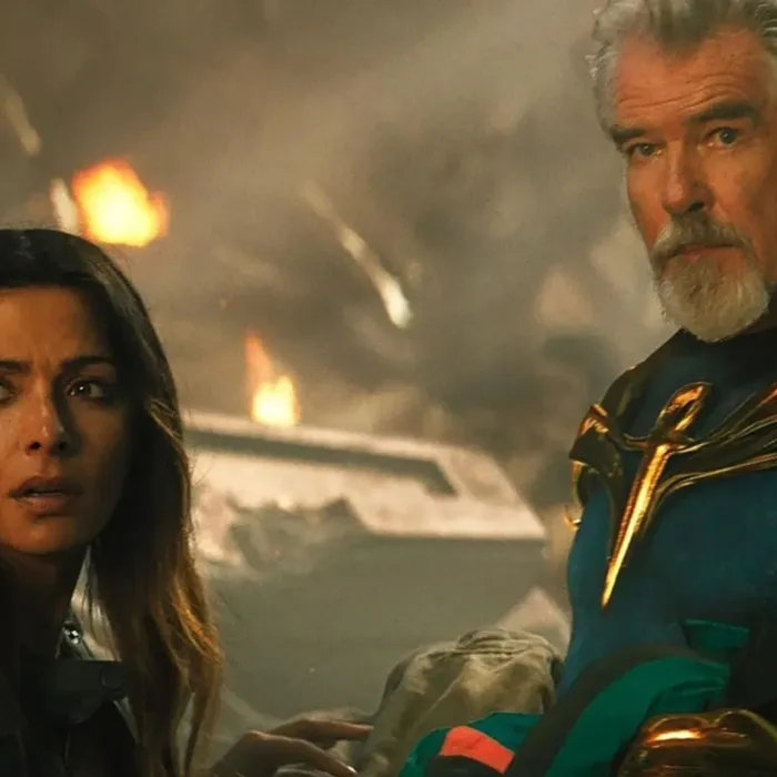 Peirce Brosnan como Senhor Destino em Adão Negro