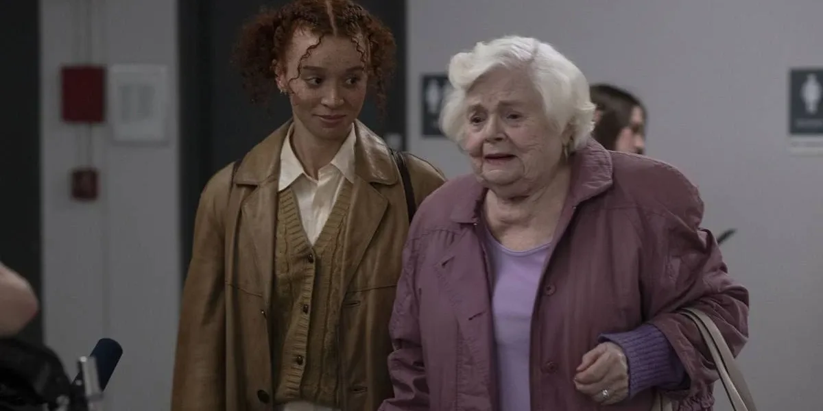 Erin Kellyman e June Squibb como Nina e Eleanor no longa "A Incrível Eleanor". Elas estão lado a lado, caminhando, a mais jovem olhando a mais velha, que dá um olhar meio distante.