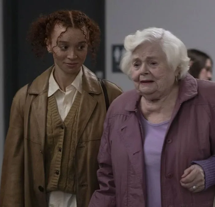 Erin Kellyman e June Squibb como Nina e Eleanor no longa "A Incrível Eleanor". Elas estão lado a lado, caminhando, a mais jovem olhando a mais velha, que dá um olhar meio distante.