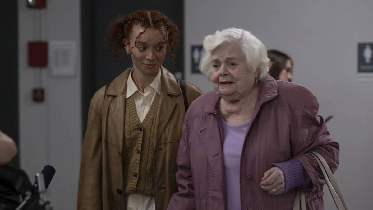 Erin Kellyman e June Squibb como Nina e Eleanor no longa "A Incrível Eleanor". Elas estão lado a lado, caminhando, a mais jovem olhando a mais velha, que dá um olhar meio distante.