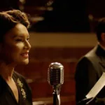 Imagem do filme "Ary", biografia de Ary Barroso, com destaque na foto para personagem retratada por Dira Paes à esquerda em frente a microfone.