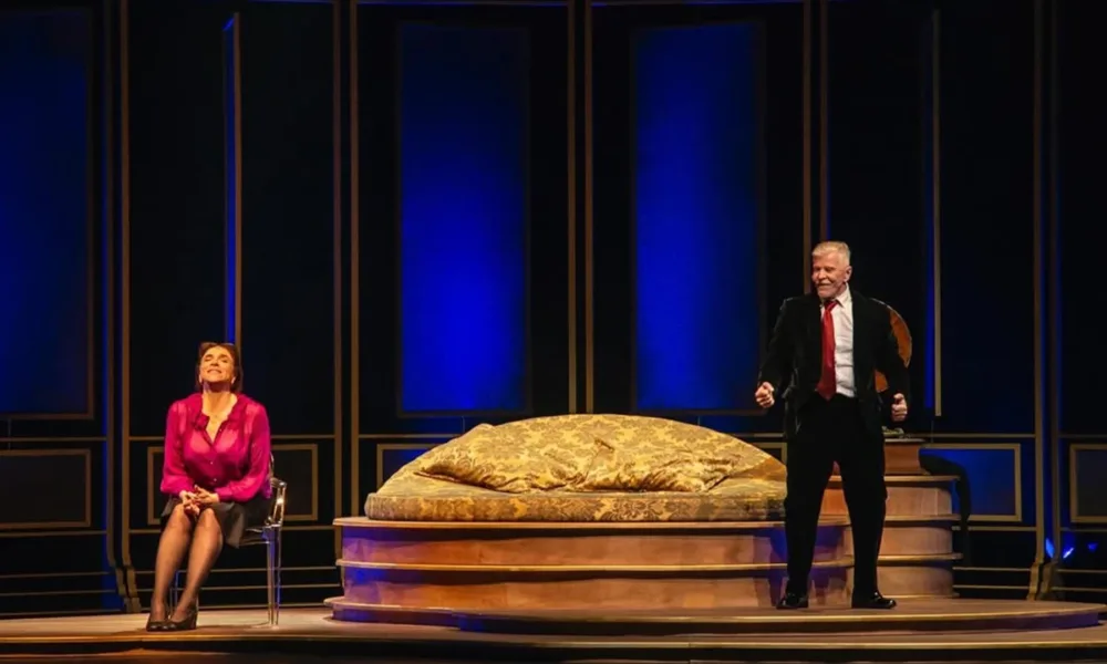 Marisa Orth e Miguel Falabella contracenando em "Fica Comigo Esta Noite" na montagem de 2025.