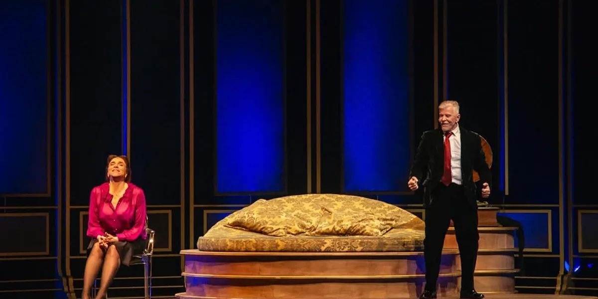 Marisa Orth e Miguel Falabella contracenando em "Fica Comigo Esta Noite" na montagem de 2025.