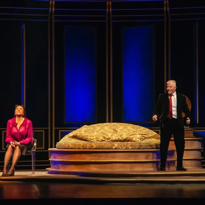 Marisa Orth e Miguel Falabella contracenando em "Fica Comigo Esta Noite" na montagem de 2025.