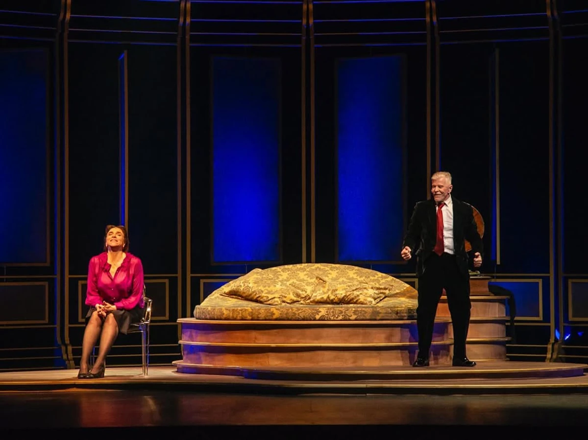 Marisa Orth e Miguel Falabella contracenando em "Fica Comigo Esta Noite" na montagem de 2025.