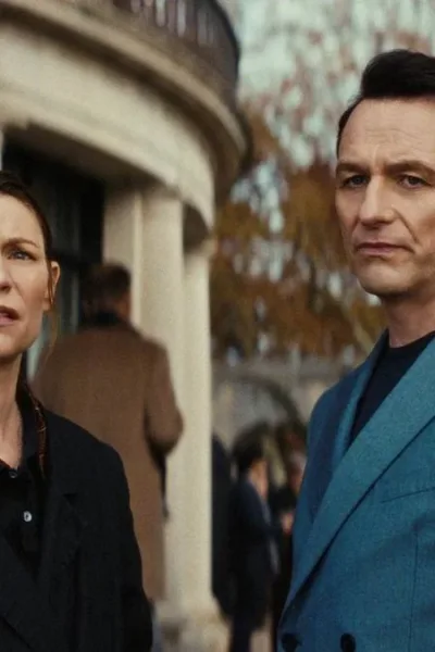 Claire Danes como Agatha 'Aggie' Wiggs e Matthew Rhys como Nile Jarvis, um ao lado do outro, olhando como se recalculassem a rota, de pé, na frente de um prédio de estrutura clássica na série "O Monstro em Mim".