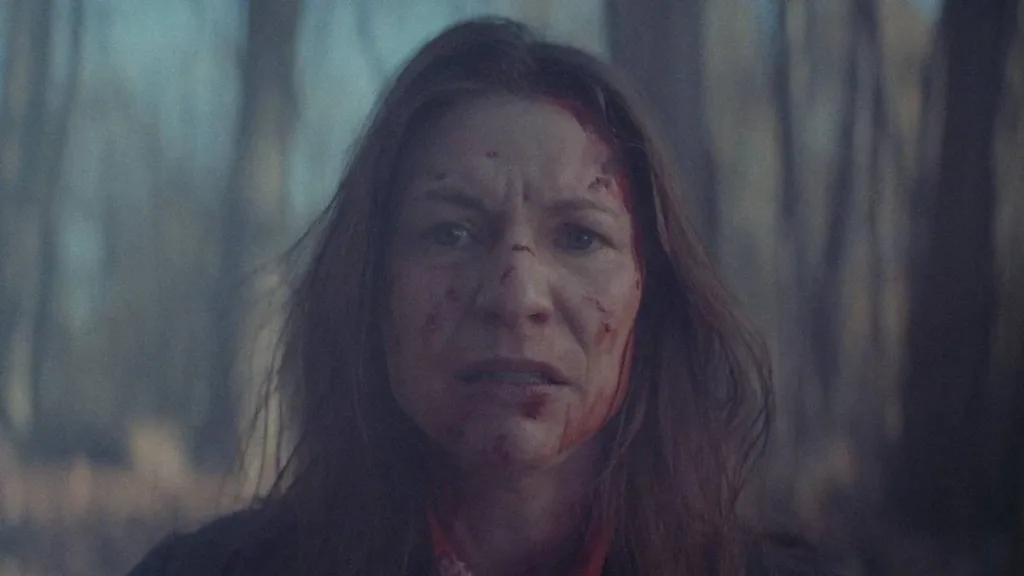 O Monstro Em Mim | É a Netflix Acertando Mais Uma Vez no Entretimento Semanal 1 Claire Danes como Agatha 'Aggie' Wiggs de perfil, cabelo solto, rosto manchado de sangue, e rosto expressivamente preocupado. Imagem com fotografia em "blur" e tons opacos na série "O Monstro em Mim".