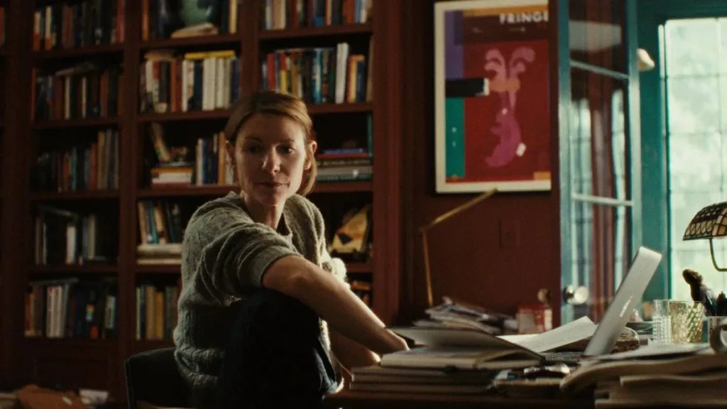O Monstro Em Mim | É a Netflix Acertando Mais Uma Vez no Entretimento Semanal 2 Claire Danes como a personagem Agatha 'Aggie' Wiggs em "O Monstro em Mim". Ela está em um escritório com uma biblioteca ao fundo, sentada em uma cadeira com seu joelho direito próximo ao corpo, apoiando o braço direito nele e olhando para o interlocutor.