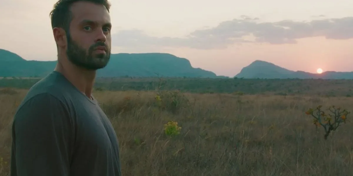 Ser Feliz Por Nenhum Motivo | A História da Meditação no Brasil em Documentário Capa do filme "Ser Feliz Por Nenhum Motivo", com um homem em uma paisagem de planície no pôr-do-sol.