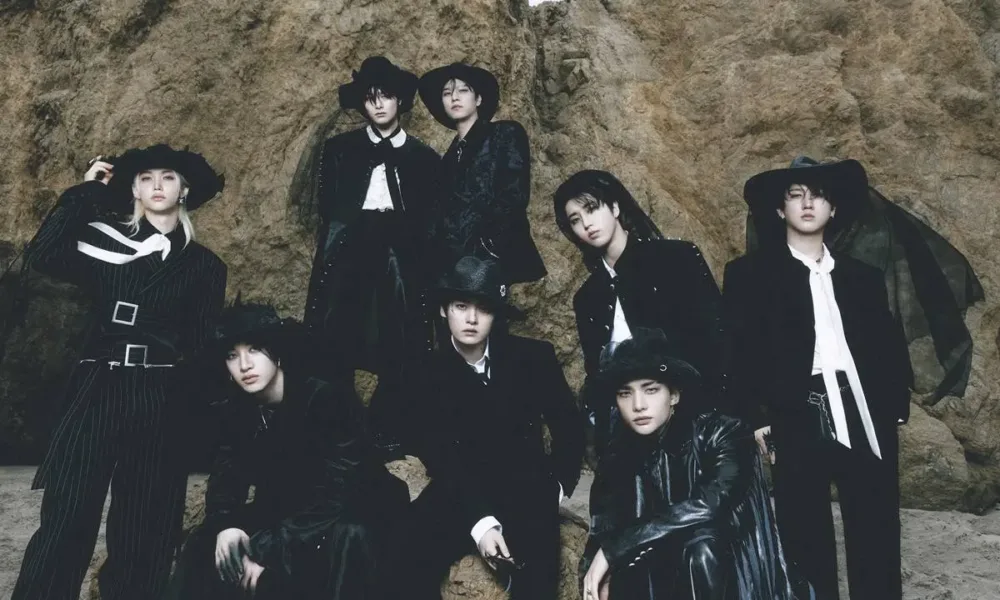 Foto em grupo do grupo coreano Stray Kids em roupa de gala.