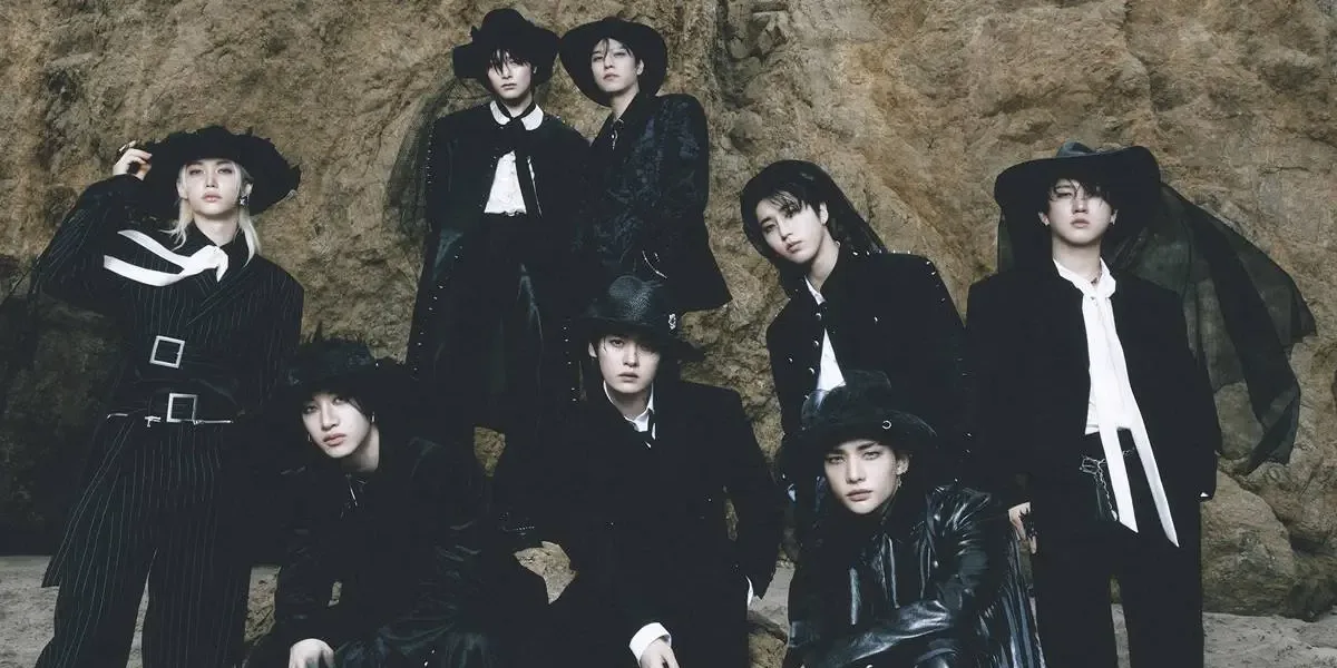 Foto em grupo do grupo coreano Stray Kids em roupa de gala.