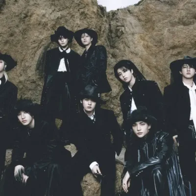 Foto em grupo do grupo coreano Stray Kids em roupa de gala.