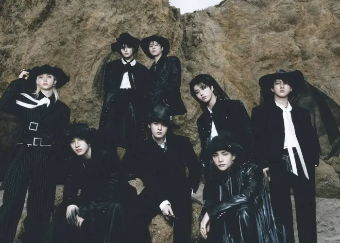 Foto em grupo do grupo coreano Stray Kids em roupa de gala.