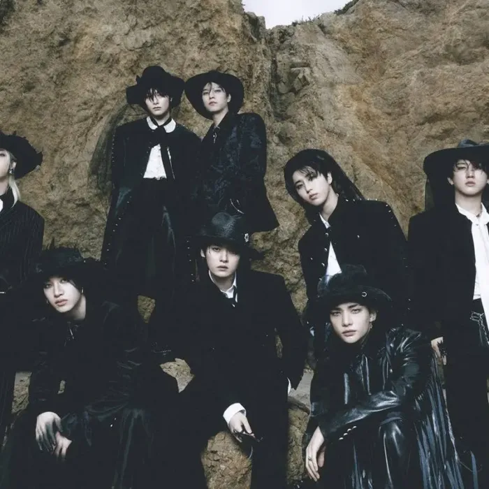 Foto em grupo do grupo coreano Stray Kids em roupa de gala.