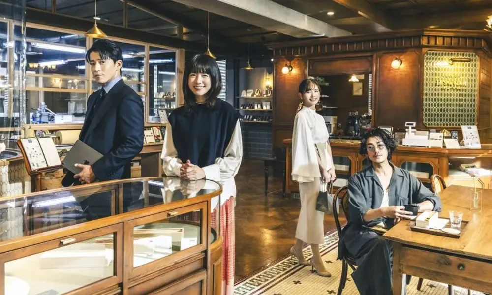 Quatro protagonistas de "Românticos Anônimos" na fictícia chocolataria da série, posando como seus personagens.