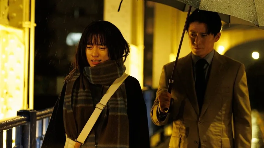 Han Hyo-joo como Lee Hana (esquerda) e Shun Oguri como Sosuke Fujiwara (direita, fundo), ele correndo atrás dela, que chora, na série "Românticos Anônimos" durante a chuva.