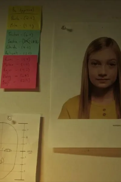 Imagem do filme "A Garota Artificial", com uma parede com informações cheia de informações, post-its, dados, como próprio de investigação.