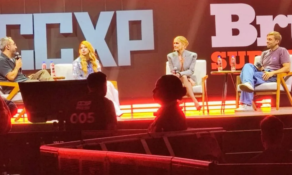 Deborah Secco em painel da CCXP25 para promoção de "Bruna Surfistinha 2".