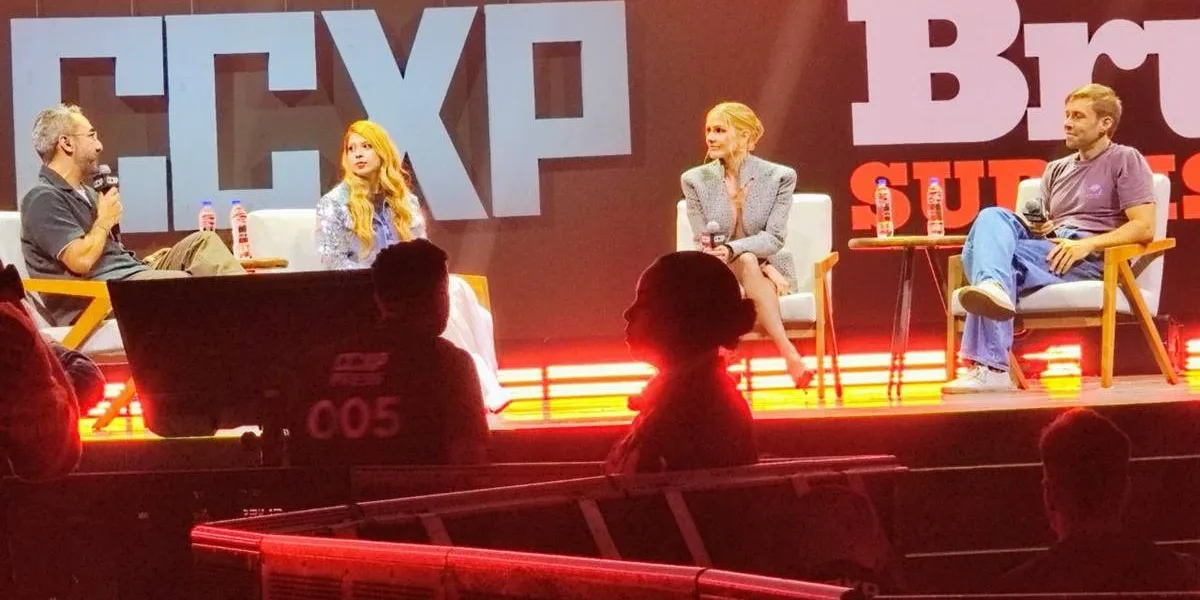 CCXP25 | Deborah Secco Retorna Para Sequência em “Bruna Surfistinha 2” Deborah Secco em painel da CCXP25 para promoção de "Bruna Surfistinha 2".