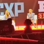 Deborah Secco em painel da CCXP25 para promoção de "Bruna Surfistinha 2".