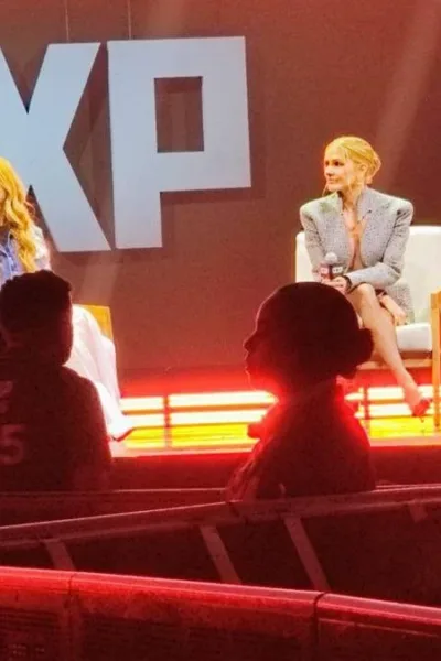 CCXP25 | Deborah Secco Retorna Para Sequência em “Bruna Surfistinha 2” Deborah Secco em painel da CCXP25 para promoção de "Bruna Surfistinha 2".