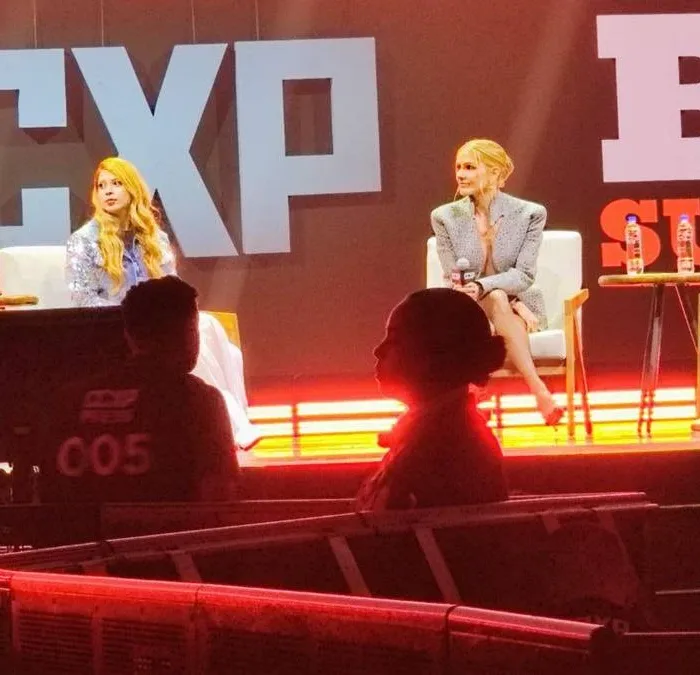 Deborah Secco em painel da CCXP25 para promoção de "Bruna Surfistinha 2".