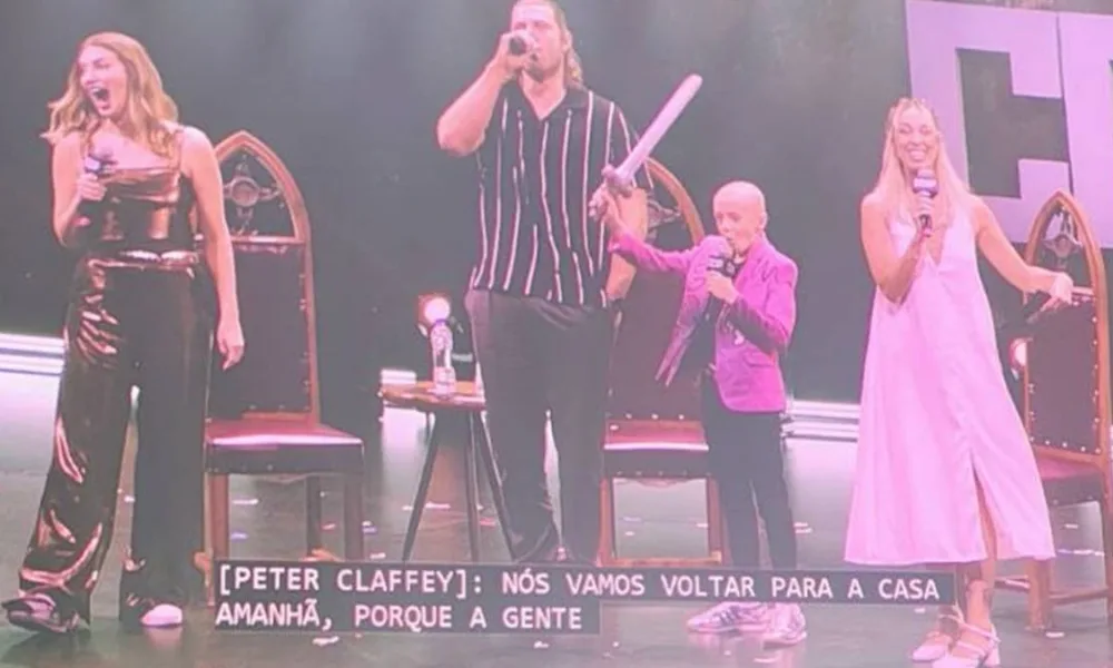 Telão com Peter Claffey e companhia promovendo "O Cavaleiro dos Sete Reinos", spin-off futuro do universo de Game of Thrones durante a CCXP25.