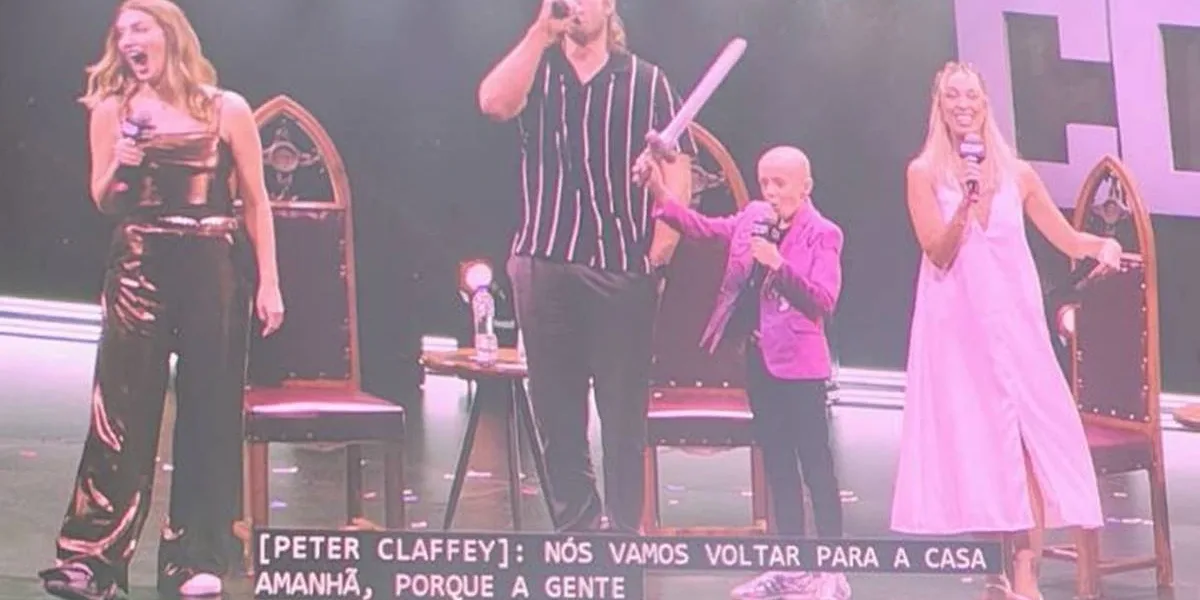 Telão com Peter Claffey e companhia promovendo "O Cavaleiro dos Sete Reinos", spin-off futuro do universo de Game of Thrones durante a CCXP25.