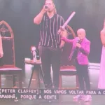 Telão com Peter Claffey e companhia promovendo "O Cavaleiro dos Sete Reinos", spin-off futuro do universo de Game of Thrones durante a CCXP25.