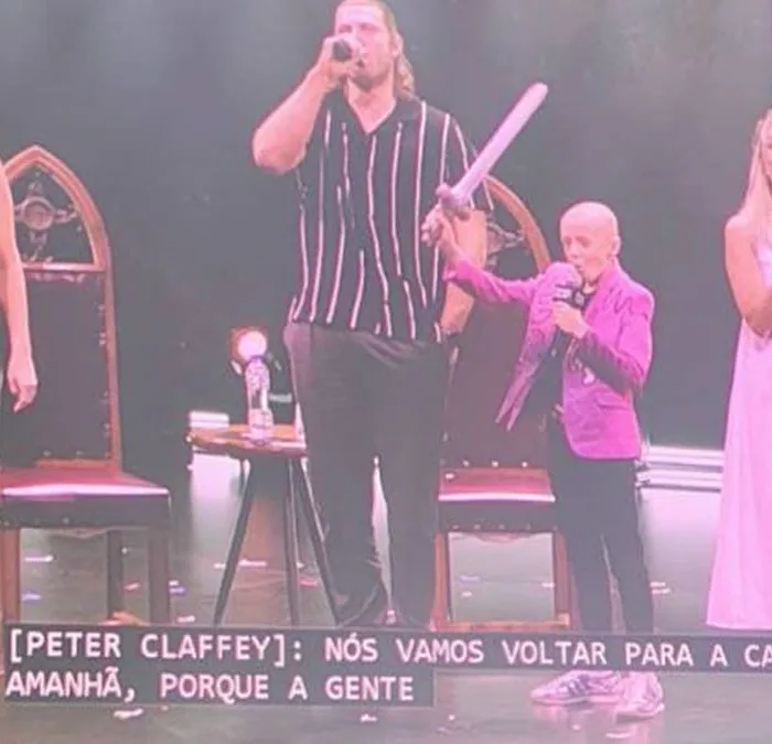 Telão com Peter Claffey e companhia promovendo "O Cavaleiro dos Sete Reinos", spin-off futuro do universo de Game of Thrones durante a CCXP25.