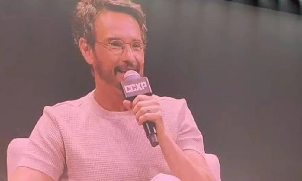 Fotografia de Rodrigo Santoro em telão em seu painel na CCXP25.