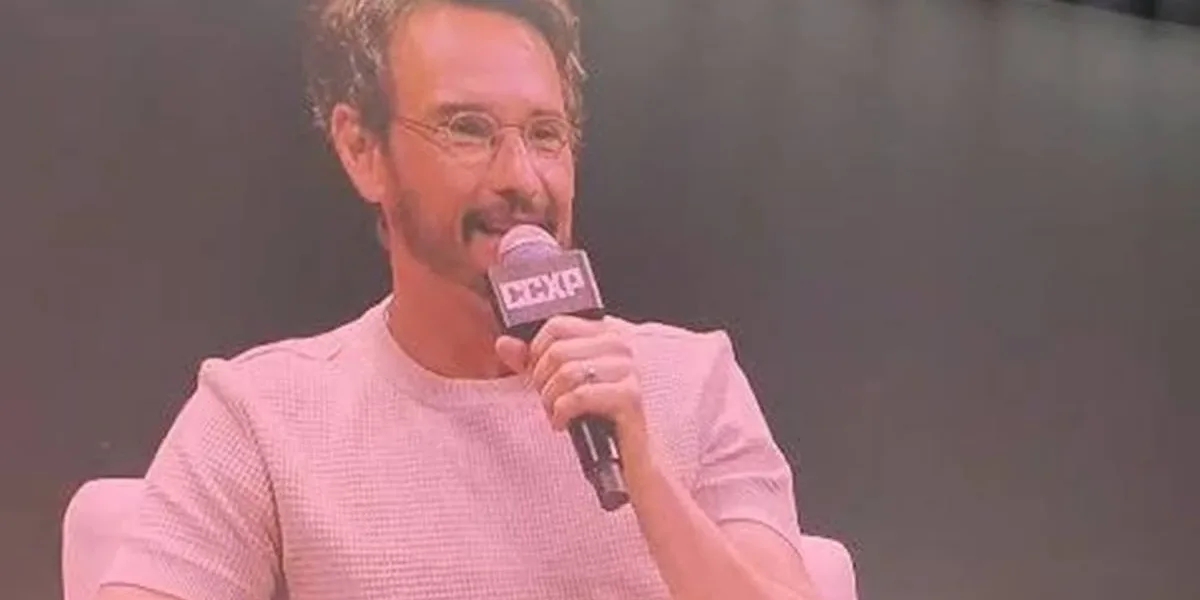 Fotografia de Rodrigo Santoro em telão em seu painel na CCXP25.