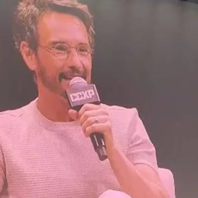 Fotografia de Rodrigo Santoro em telão em seu painel na CCXP25.