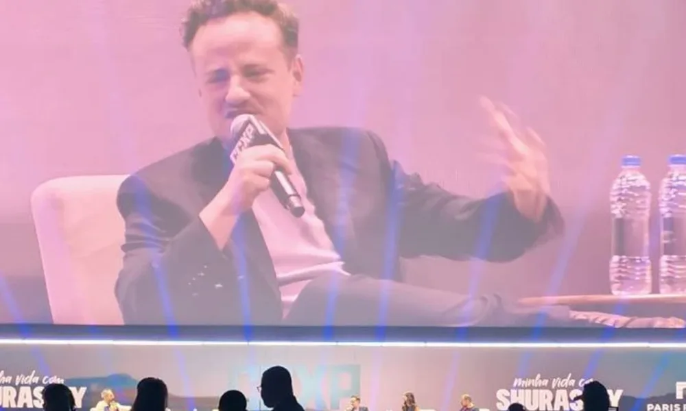 No palco reservado para a Paris Filmes na CCXP25 vemos o diretor Diego Freitas no telão comentando sobre o próximo longa.