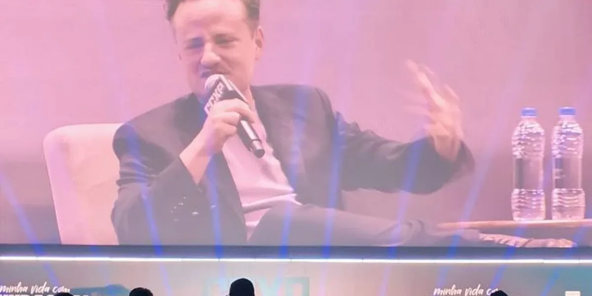 No palco reservado para a Paris Filmes na CCXP25 vemos o diretor Diego Freitas no telão comentando sobre o próximo longa.