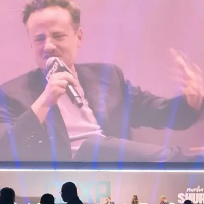 No palco reservado para a Paris Filmes na CCXP25 vemos o diretor Diego Freitas no telão comentando sobre o próximo longa.