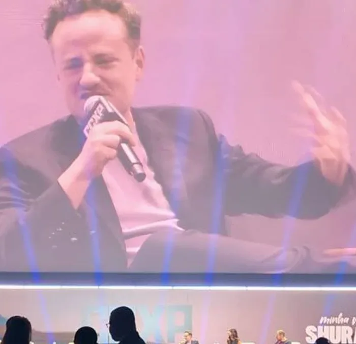 No palco reservado para a Paris Filmes na CCXP25 vemos o diretor Diego Freitas no telão comentando sobre o próximo longa.