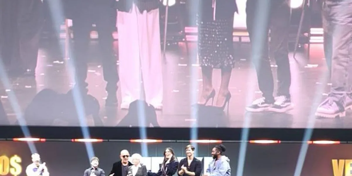 Fernanda Montenegro ao lado de elenco de "Velhos Bandidos" no Palco Thunder na CCXP25.