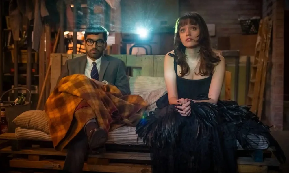 Aimee Lou Wood (esquerda) e Nabhaan Rizwan (direita) vestidos na série "Film Club" como seus personagens Evie e Noa, caracterizados aqui como personagens de um filme.