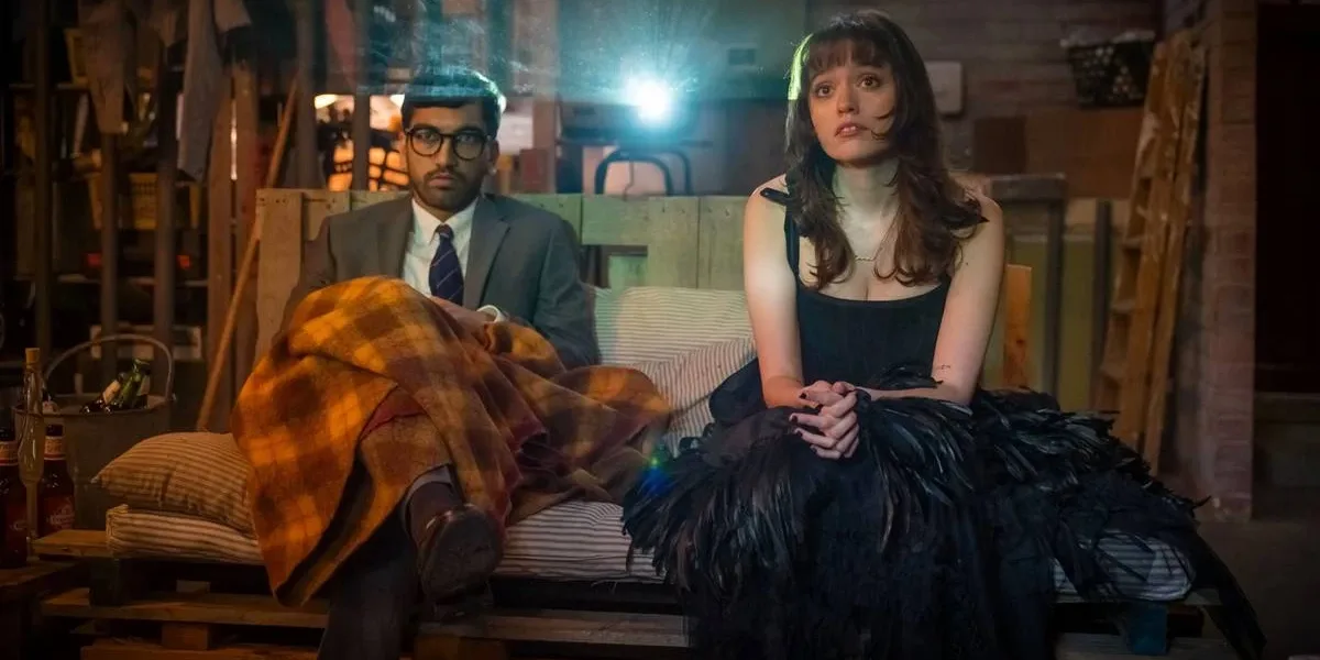 Aimee Lou Wood (esquerda) e Nabhaan Rizwan (direita) vestidos na série "Film Club" como seus personagens Evie e Noa, caracterizados aqui como personagens de um filme.