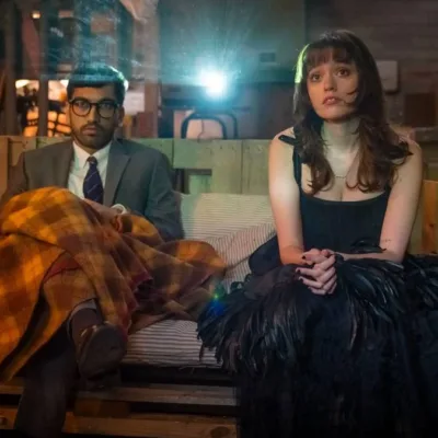 Aimee Lou Wood (esquerda) e Nabhaan Rizwan (direita) vestidos na série "Film Club" como seus personagens Evie e Noa, caracterizados aqui como personagens de um filme.