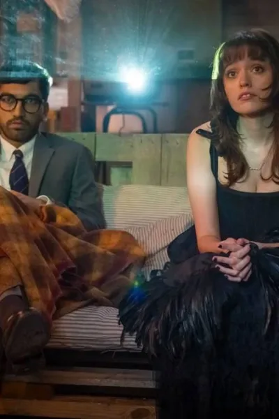 Aimee Lou Wood (esquerda) e Nabhaan Rizwan (direita) vestidos na série "Film Club" como seus personagens Evie e Noa, caracterizados aqui como personagens de um filme.