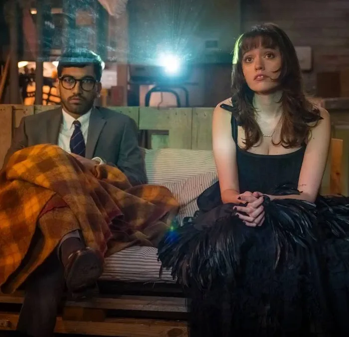 Aimee Lou Wood (esquerda) e Nabhaan Rizwan (direita) vestidos na série "Film Club" como seus personagens Evie e Noa, caracterizados aqui como personagens de um filme.