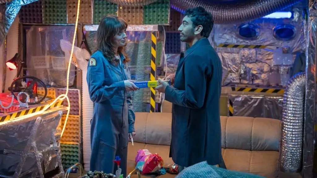 Aimee Lou Wood (esquerda) e Nabhaan Rizwan (direita) vestidos na série "Film Club" como seus personagens Evie e Noa, caracterizados aqui como personagens do filme "Alien".