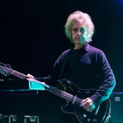 Perry Bamonte tocando com o The Cure