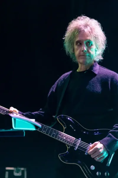 Perry Bamonte tocando com o The Cure