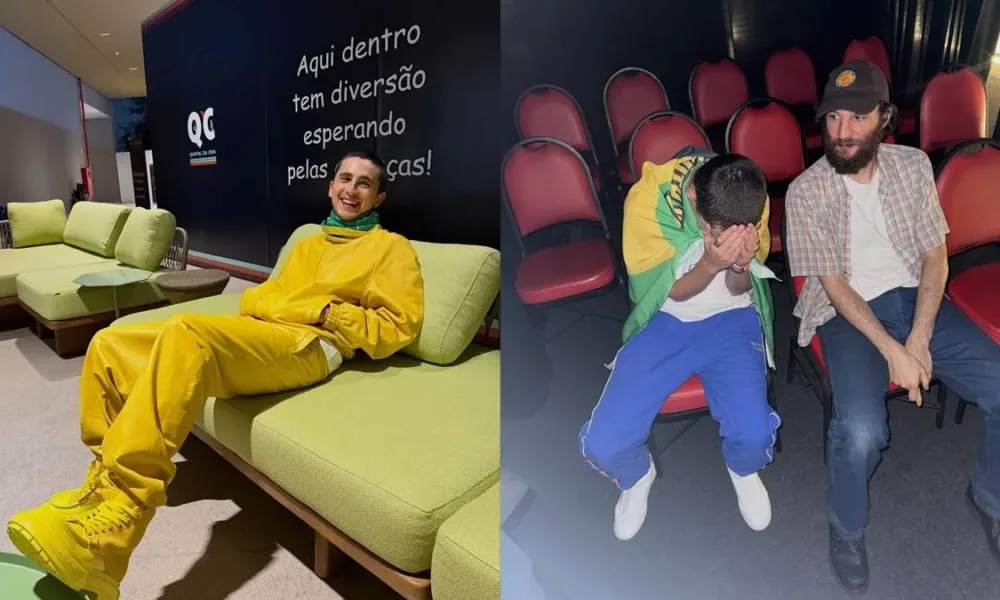 Colagem de fotos na horizontal com duas fotos de Timoothée Chalamet no Brasil para a CCXP25, na esquerda com roupa toda verde e amarela num sofá, e na direita cobrindo o rosto, fazendo pose, em cadeiras vermelhas.