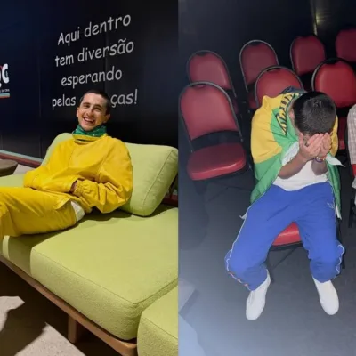 Colagem de fotos na horizontal com duas fotos de Timoothée Chalamet no Brasil para a CCXP25, na esquerda com roupa toda verde e amarela num sofá, e na direita cobrindo o rosto, fazendo pose, em cadeiras vermelhas.