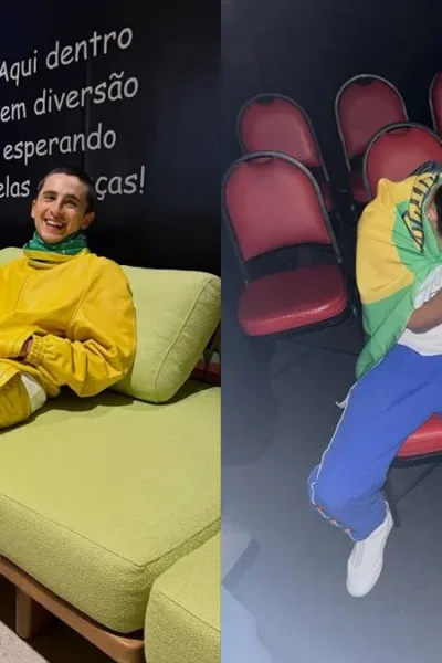 Colagem de fotos na horizontal com duas fotos de Timoothée Chalamet no Brasil para a CCXP25, na esquerda com roupa toda verde e amarela num sofá, e na direita cobrindo o rosto, fazendo pose, em cadeiras vermelhas.