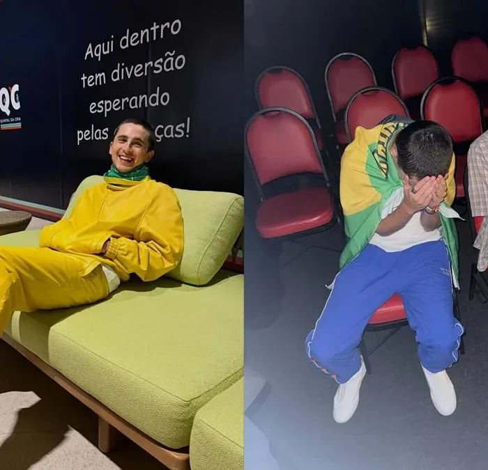 Colagem de fotos na horizontal com duas fotos de Timoothée Chalamet no Brasil para a CCXP25, na esquerda com roupa toda verde e amarela num sofá, e na direita cobrindo o rosto, fazendo pose, em cadeiras vermelhas.